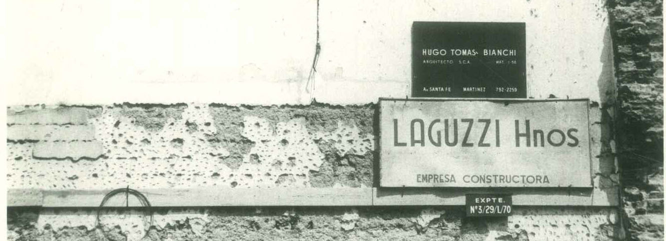 Cartel de obra de Laguzzi Hnos., empresa constructora